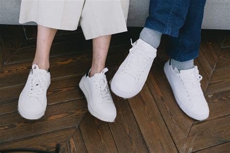 hoe krijg je witte sneakers weer wit